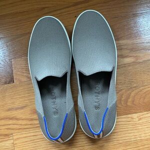 Rothys slip-on sneakers in excellent, barely worn condition. Fit true to size 9.